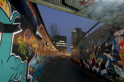 825737 Gezicht op de zuidelijke toerit van de fietstunnel onder het Westplein te Utrecht, uit het noorden, met op de ...